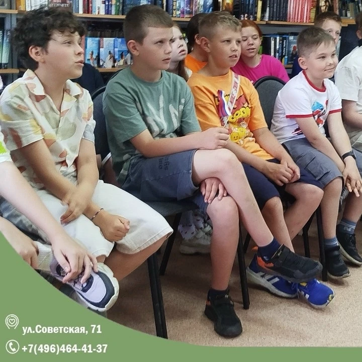 📜 В Библиотечный центр Бронницы 
заглянули в гости ребята из летнего лагеря — и мы вместе отправили