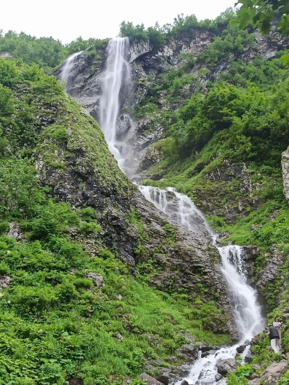 💦Водопад Поликаря: самый высокий в районе Сочи
Канатная дорога, реликтовый лес, грохот падающей вод