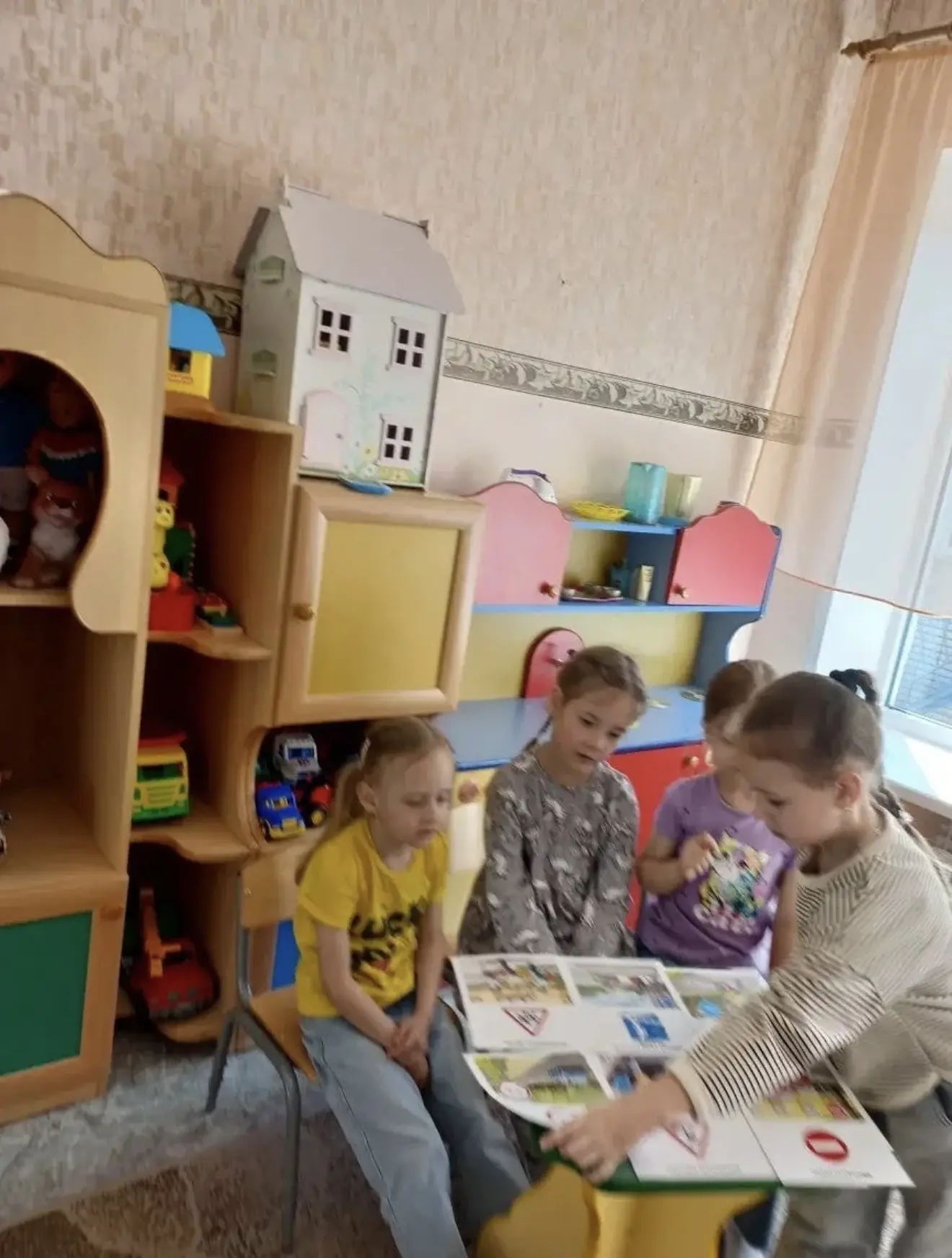 В старшей группе "Лучики" прошла минута безопасности по ПДД. Дети соревновались  на знание знаков до