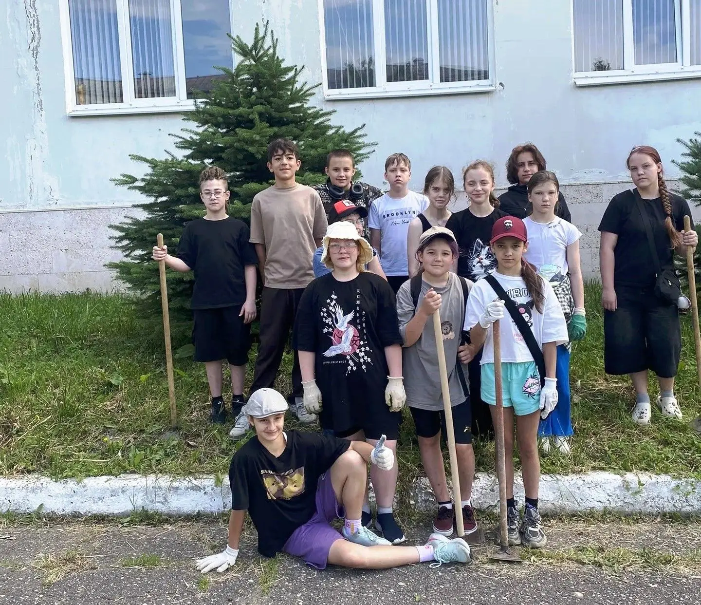 Землю красит солнце, а человека — труд! 
В нашей школе продолжается активная работа трудовой бригады