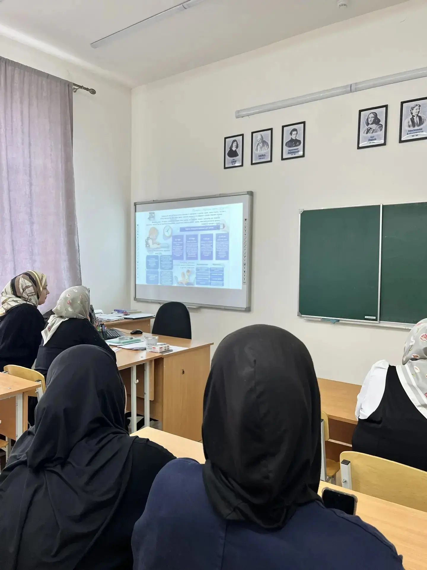 В МБОУ "ООШ с.Красностепновское"  классные руководители 1-9 классов 5 декабря  провели общешкольное 