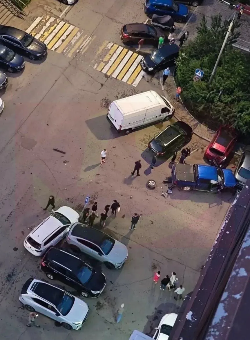 НОЧНОЕ ДТП в мкр. ЯНТАРНЫЙ 😱

Пьяный водитель протаранил 8 припаркованных автомобилей по улице Коль