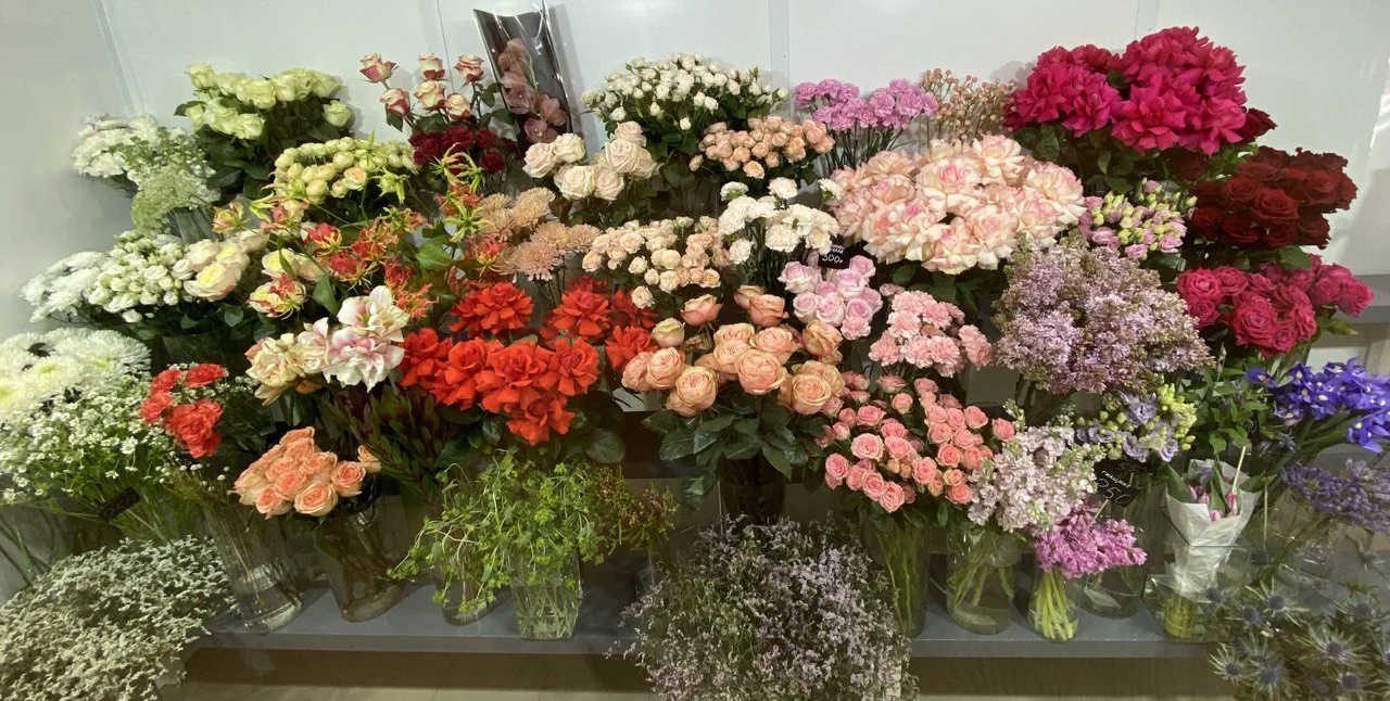 Привет, ребята! 👋🌼

Сегодня выдался чудесный солнечный денёк — мы собрали свежие букетики и устрои
