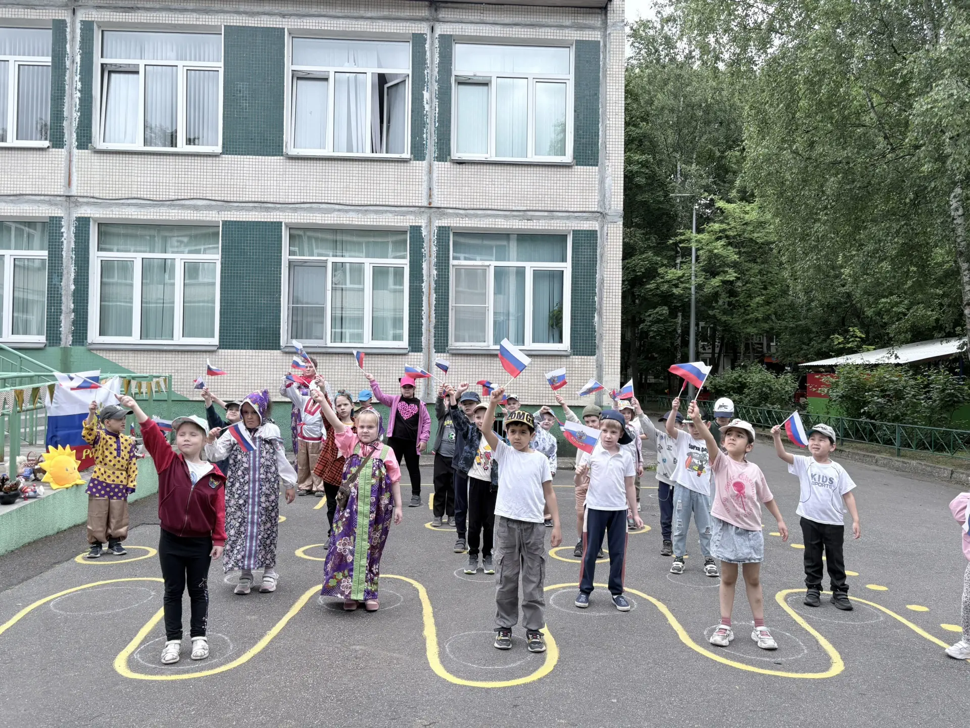 Нам праздники для радости даны,
Мы знаем их немало, самых разных,
Но день России, день родной страны