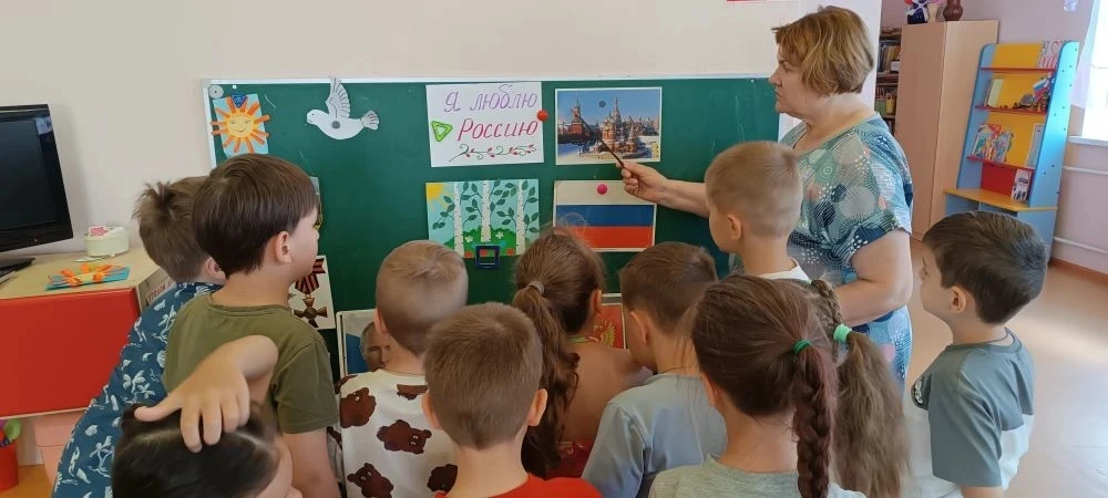 С Днём России! 🇸🇮
В честь праздника у воспитанников подготовительной группы №15 ДО29 прошла беседа