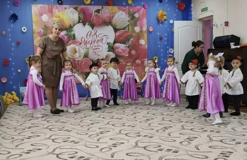 Праздник 8 Марта "В гости к нам спешат Матрёшки и Ваньки - встаньки" в группе раннего возраста. 
Цел