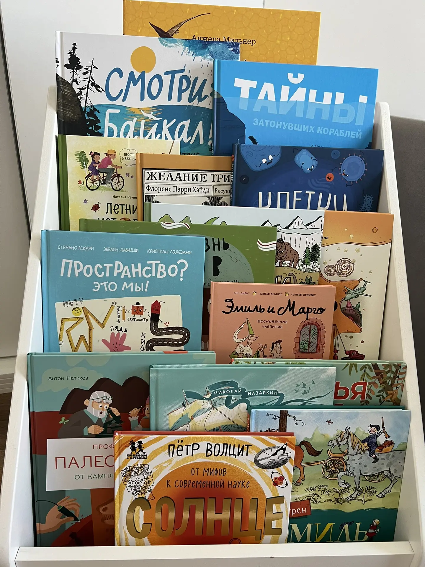 Что сейчас на полке 📚

Сейчас у Матвея пик интереса к небольшим тематическим энциклопедиям ♥️
Я эти