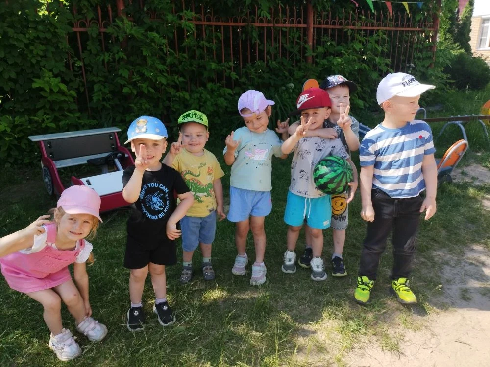 ☀ Лето, солнце, улыбки!

🎈 Ребята группы "Затейники" на прогулке — сплошной позитив!
Лето, радость,