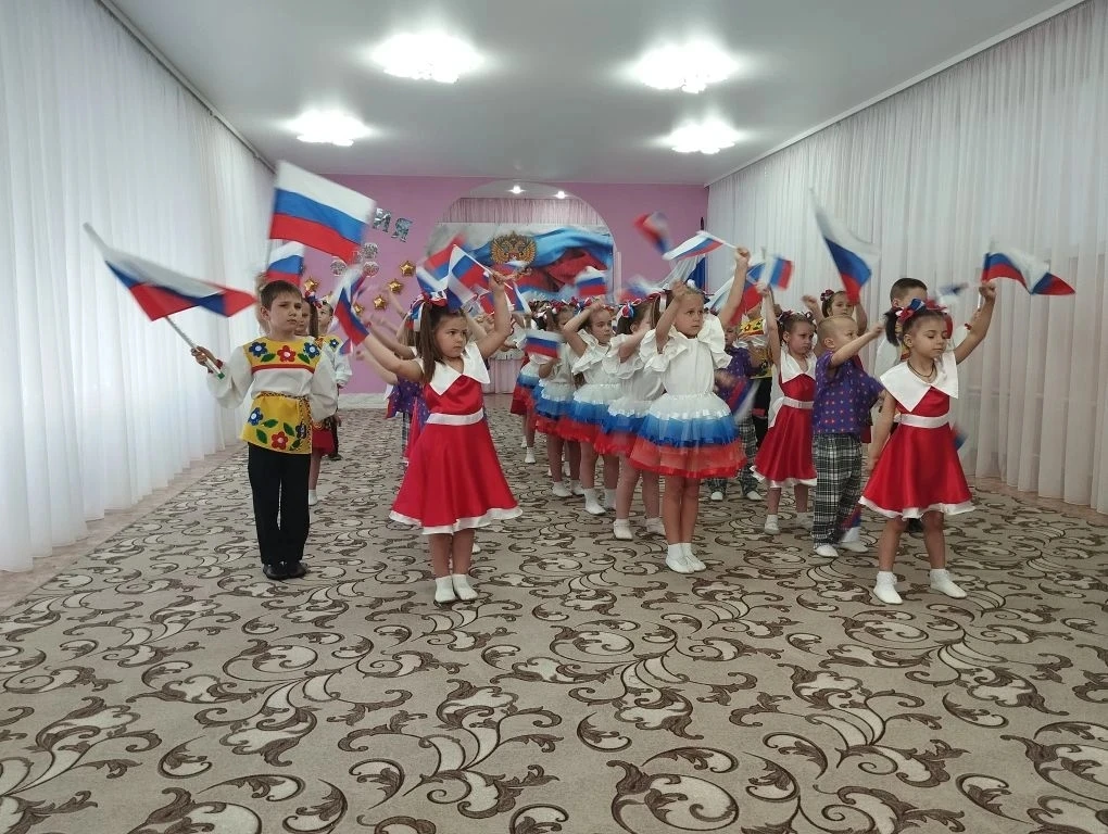 Дорогие родители и наши маленькие друзья!

Поздравляем всех с Днём России — праздником нашей великой