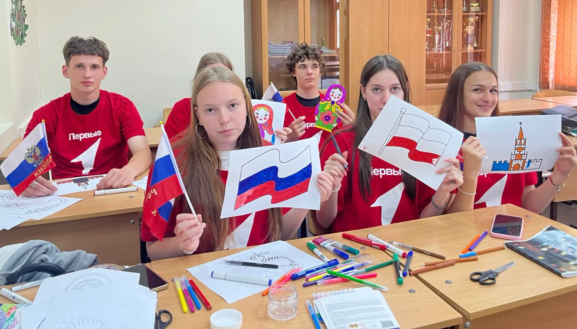 #ОкнаРоссии 
🇷🇺Наши студенты готовятся ко Дню России. 

Ребята подготовили и раскрасили символы Ро