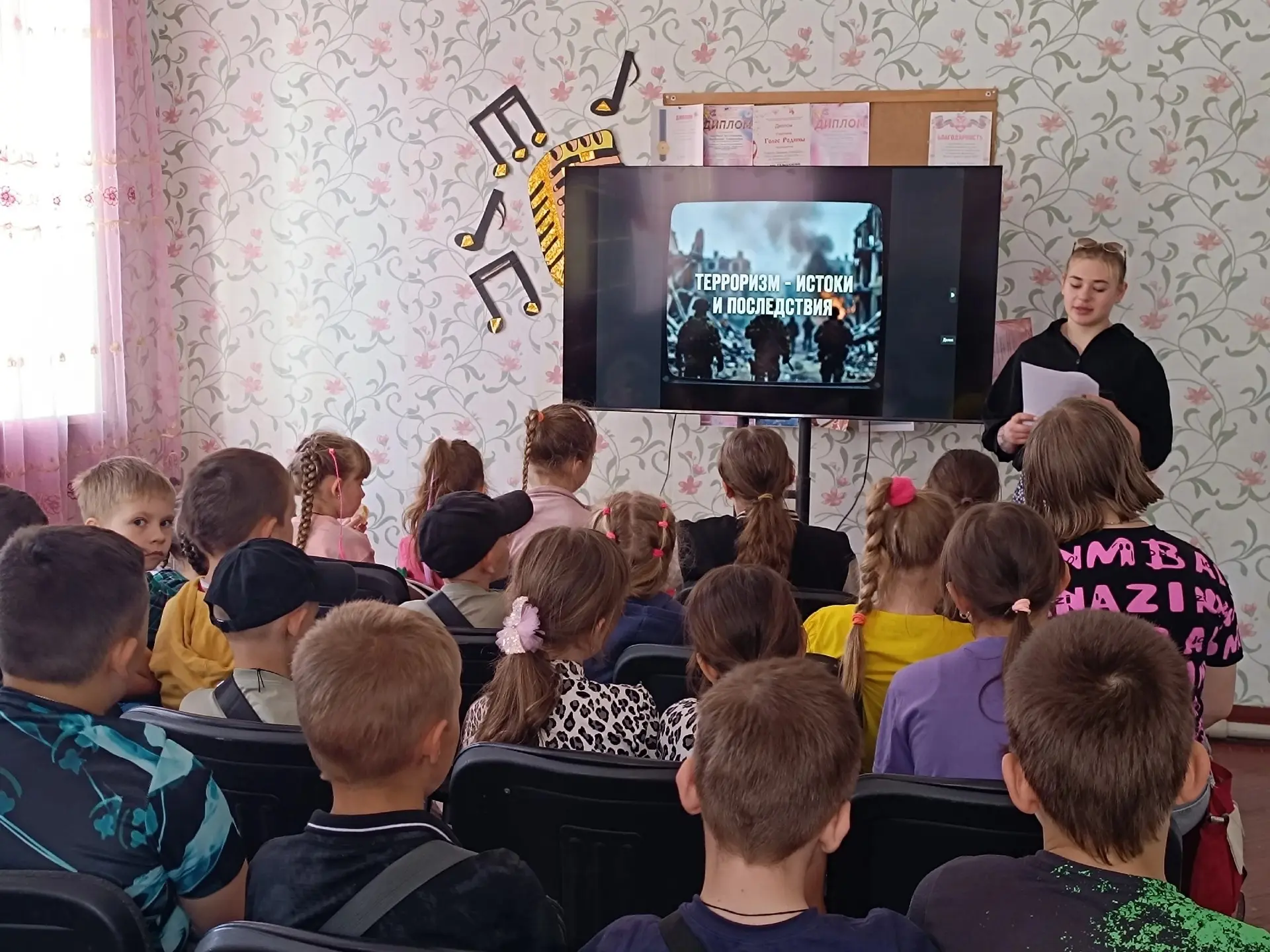 Прошёл ещё один летний денёк в пришкольном лагере "Солнышко". 
Ребята посетили ДК им Воровского, где