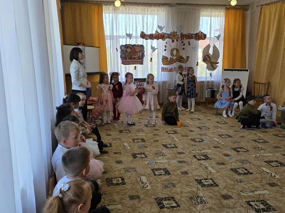 Память в детских сердцах 💕

⁣На днях мы собрались, чтобы отдать дань уважения героям Великой Отечес