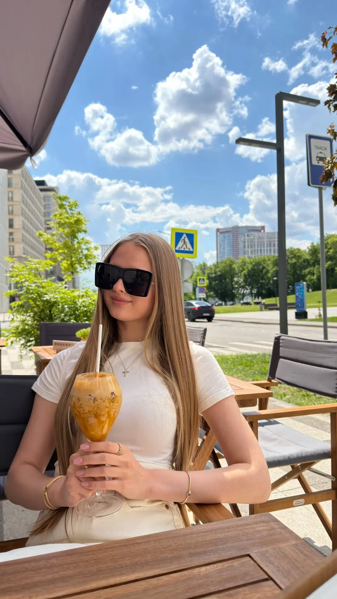 Обед с мамой сегодня был в Ami Chaise, тут открыли чудесную веранду и добавили специальное меню❤

Ос