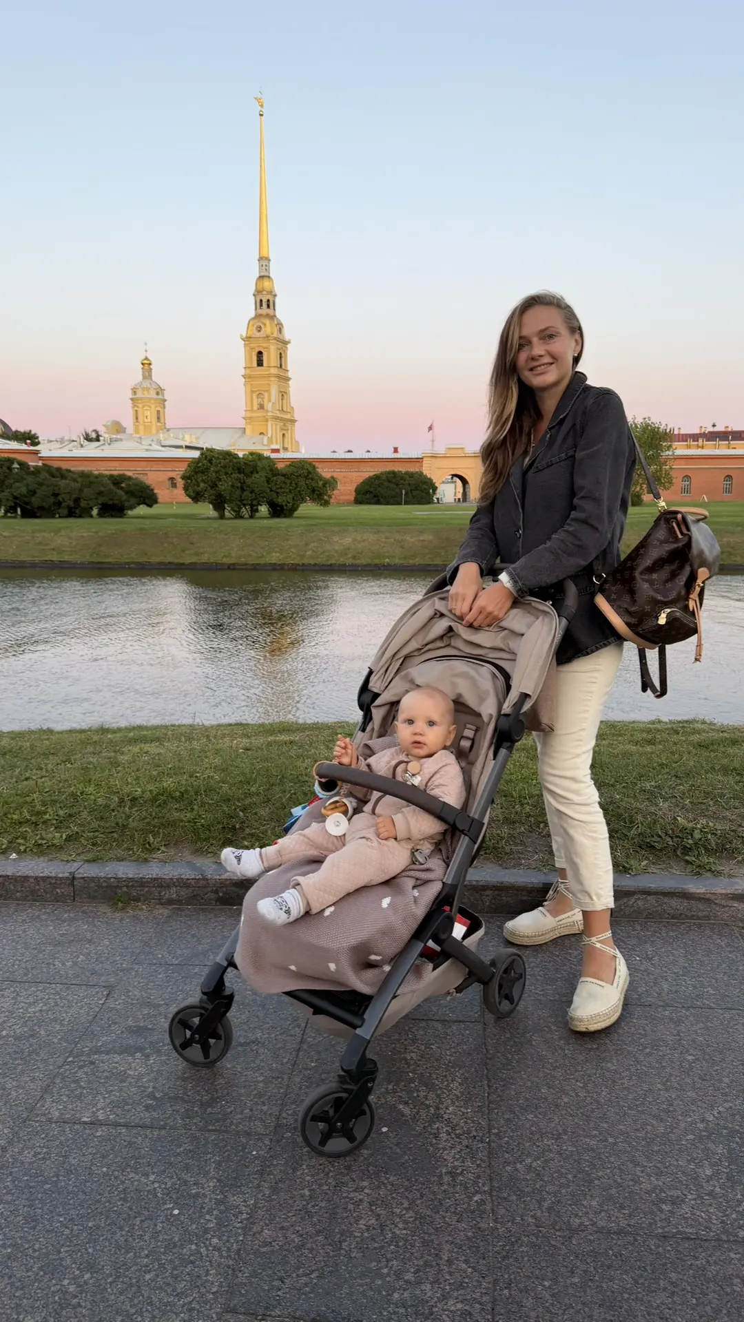 Пока ожидаем вылет покажу кусочек завершающей  прогулки  по Питеру вчера 😍 мы не прощаемся, мы гово