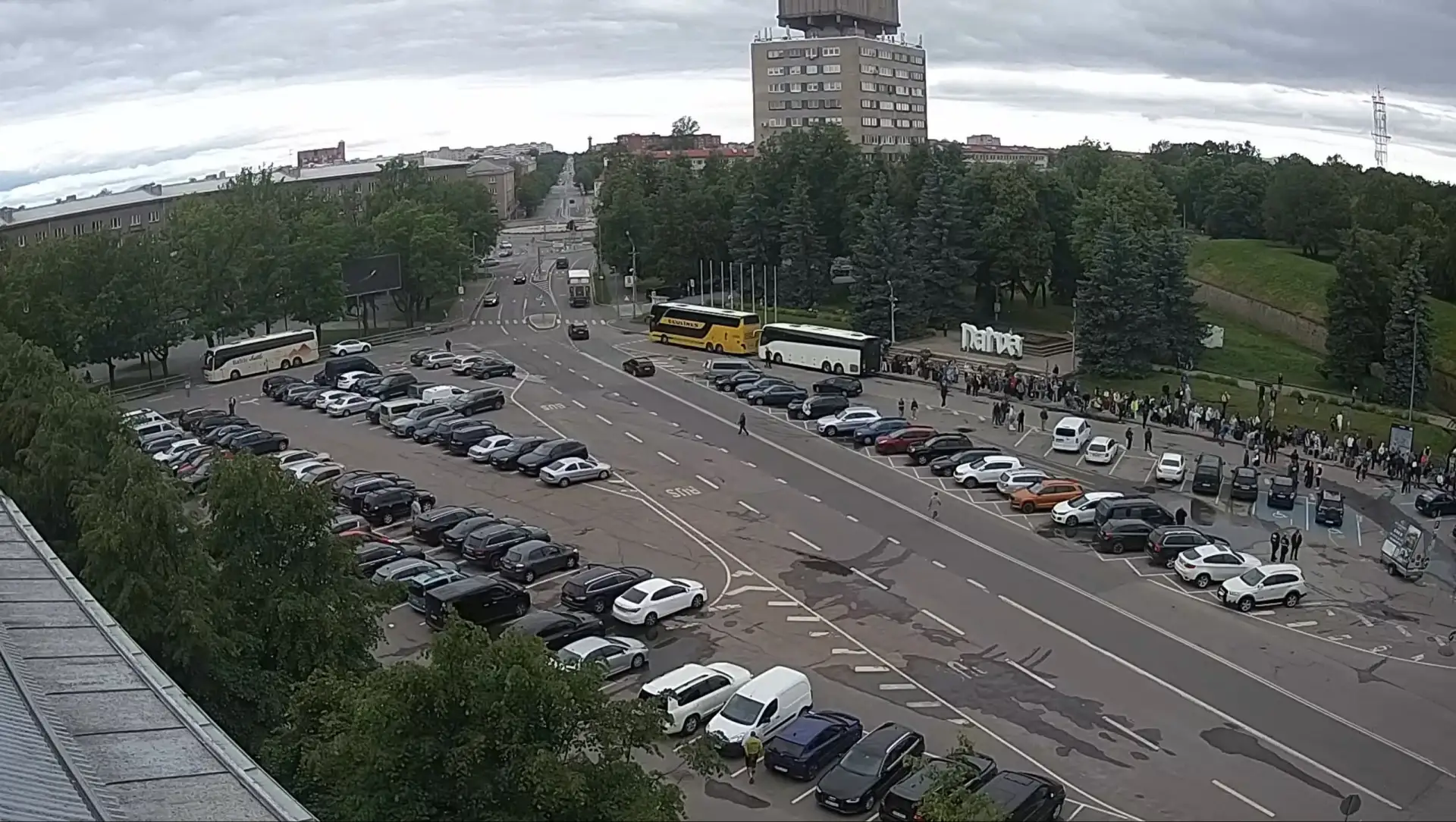 На границе с Эстонией образовалась внушительная очередь из желающих въехать в РФ в День России. У по