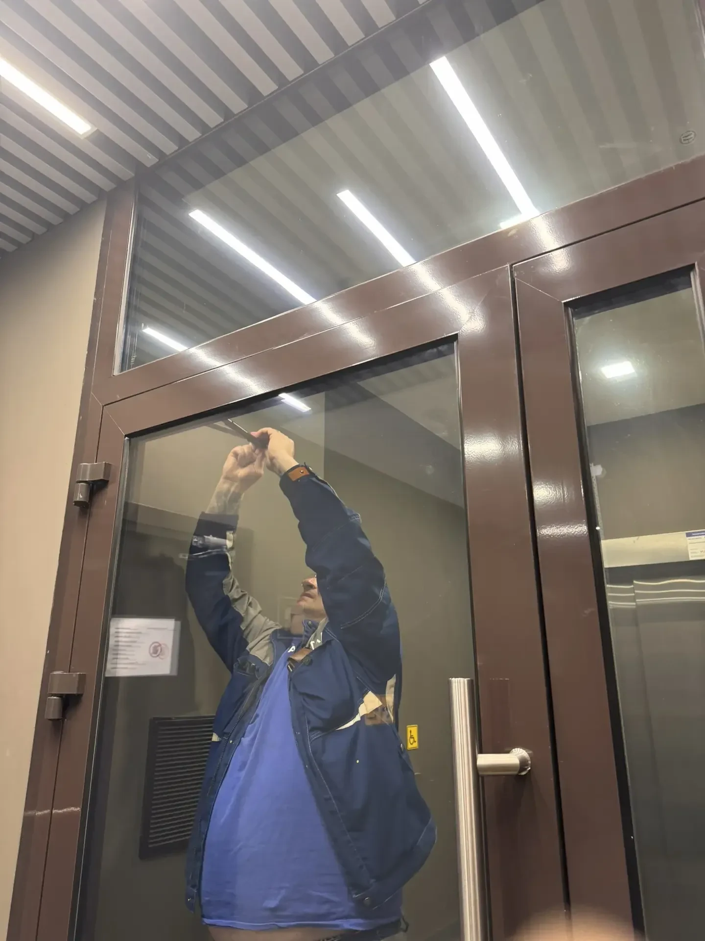 ✅ Отрегулировали доводчик тамбурной двери парадной № 1 и восстановили освещение в паркинге.