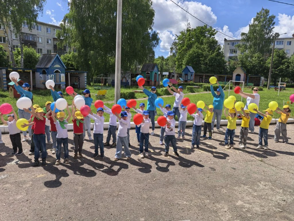 Флешмоб- зарядка «Физкультпривет, Россия!»

Накануне Дня России в детском саду  прошел флешмоб посвя