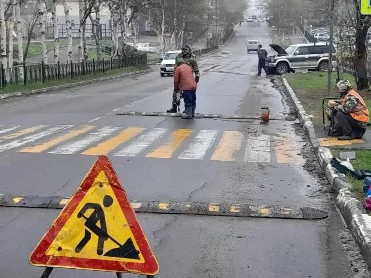 🚗Тише едешь – детей бережешь: в Охе устанавливают «лежачих полицейских» в наиболее людных местах
 
