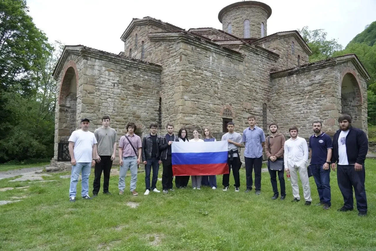 Студенты и сотрудники КЧГУ присоединились к всероссийской акции «Твой ход — в поход!»

В преддверии 