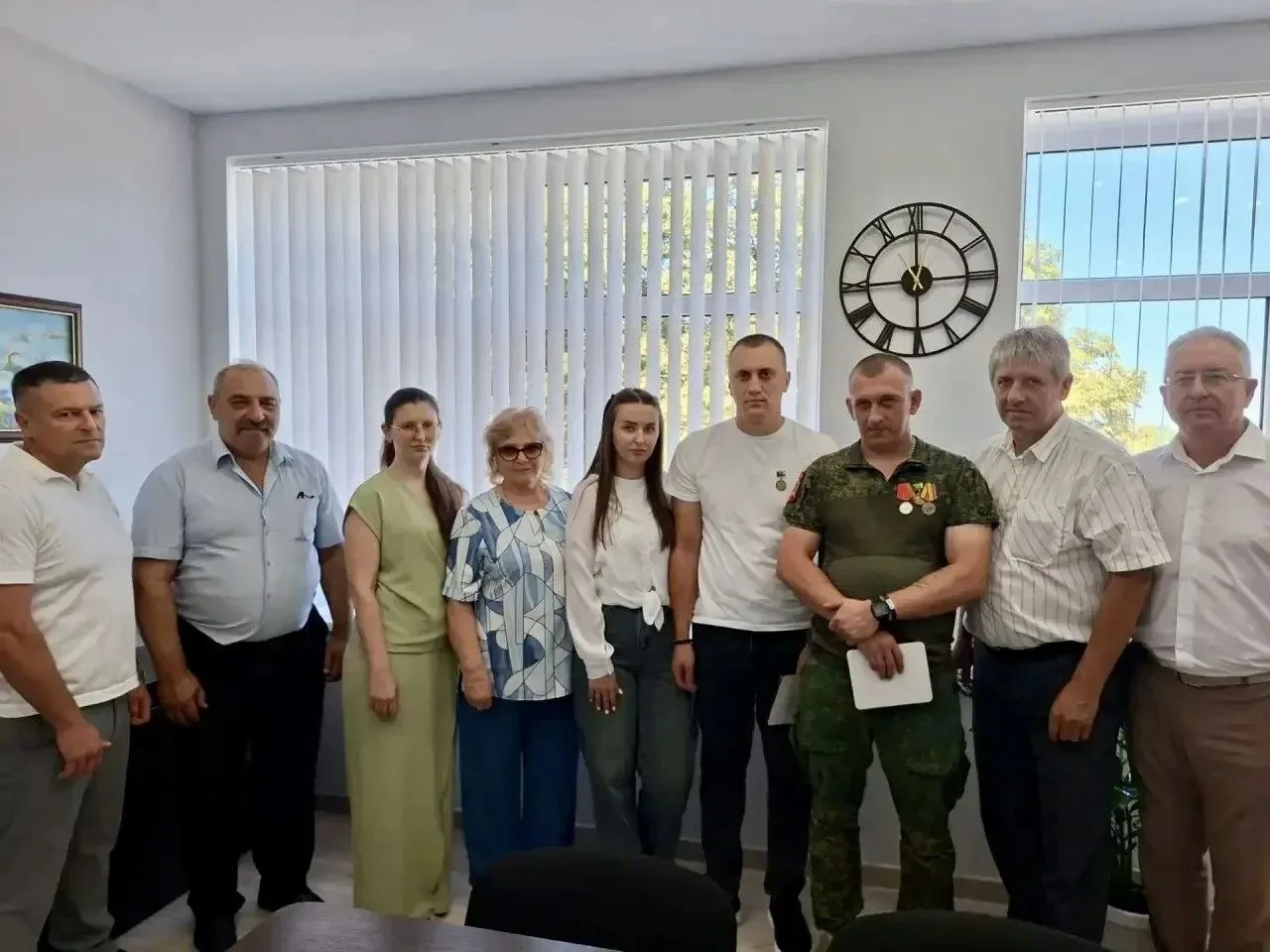 Глава муниципалитета Сергей Ласунов вручил землякам памятный знак «Участнику специальной военной опе