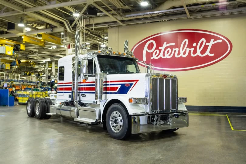 Первый Peterbilt Freedom 250 сошёл с конвейера и отправился в Вашингтон 🇺🇸

Лимитированная серия, 