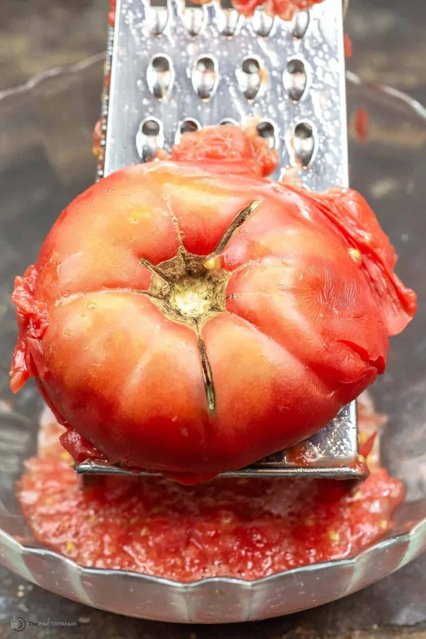 Всем привет! 
Сегодня на поздний завтрак были яичница, зелень и pan con tomate—испанский помидорный 
