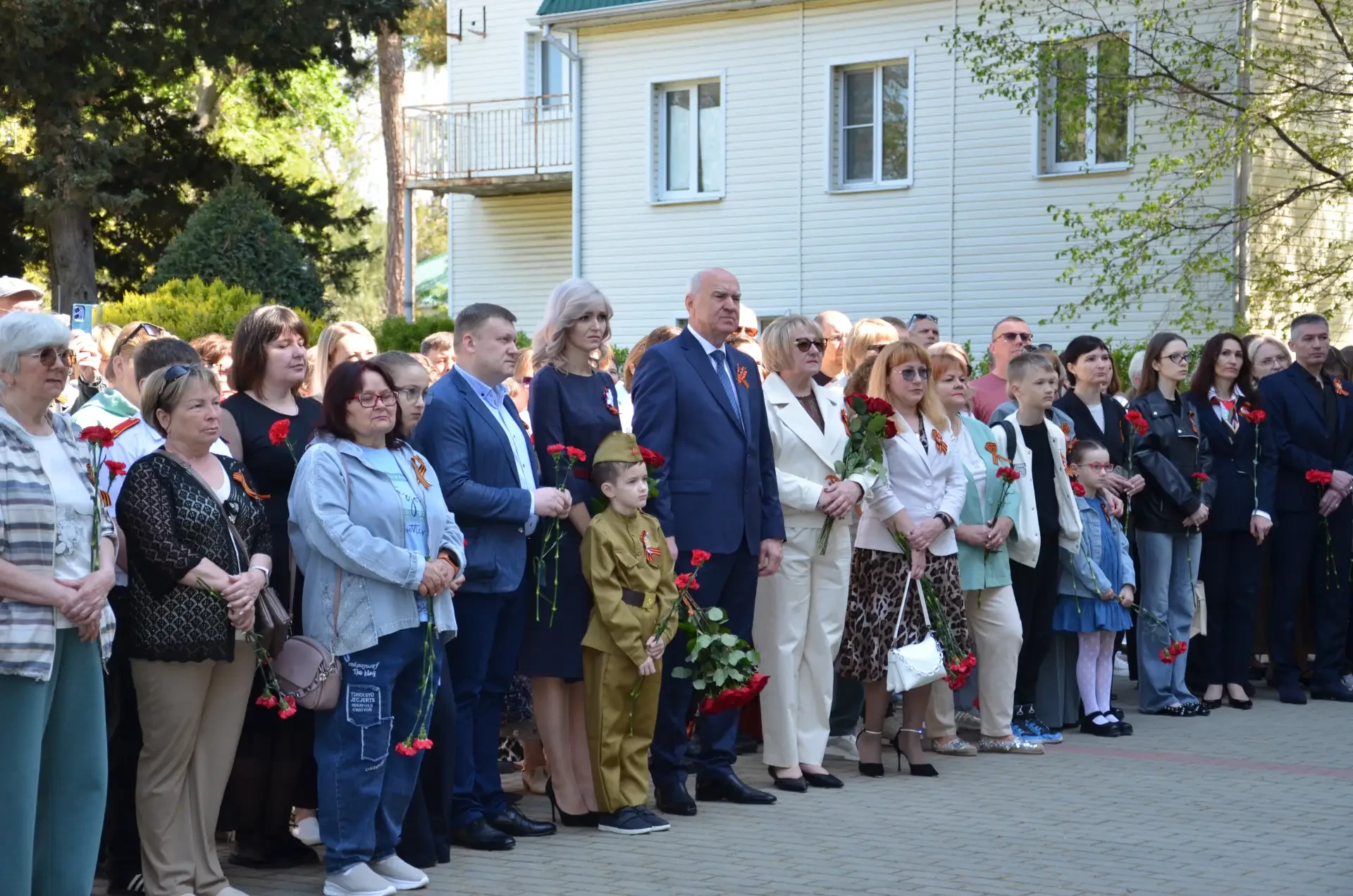 С Днём Победы!

В этот великий день мы с глубоким уважением и благодарностью вспоминаем подвиг наших