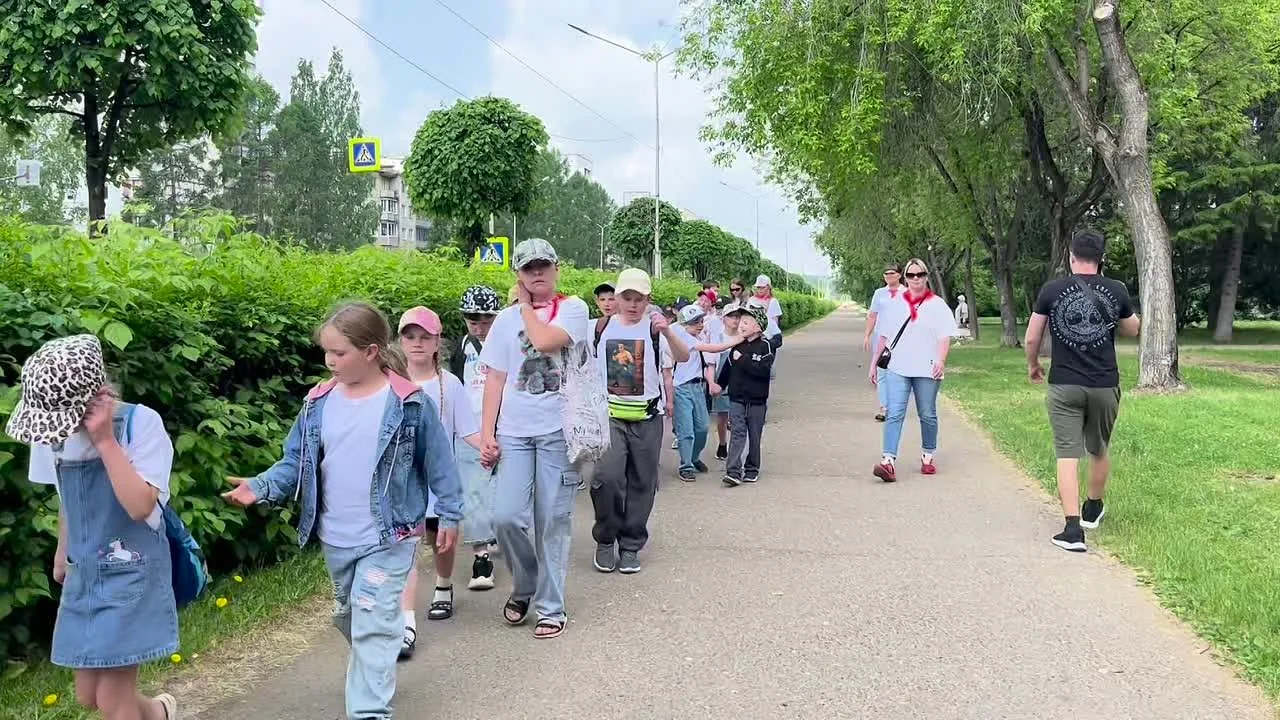 🦅 Дневник лагеря «Содружество Орлят России». День 10: Миссия дня «Будь с Россией!» 🇷🇺 Часть 3

Де