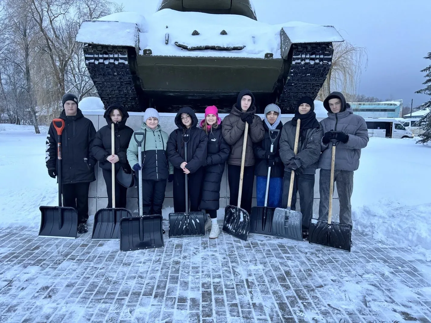 Эта зима нас радует снегом😁☃️
Но уборку, закреплённого за нашей школой,  памятника никто не отменял