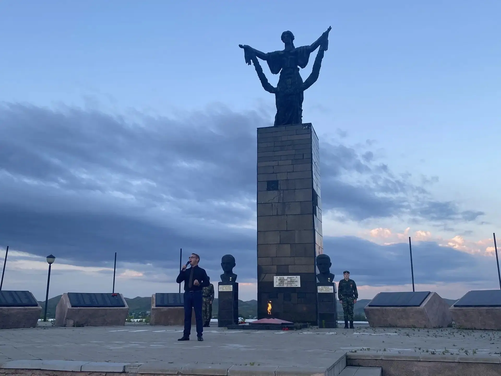 21 июня на Холме Славы прошло торжественное мероприятие, посвященное Дню памяти и скорби.
Перед нача