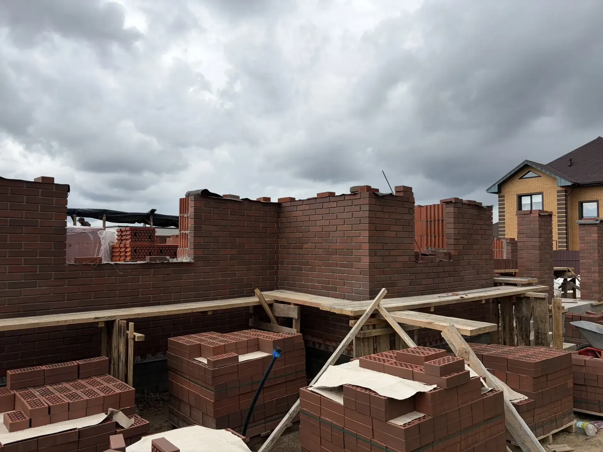 👷‍♂️💪 Даже мелкий дождик не остановит нашу работу на стройплощадке! 
🏗️ Кладка дома уже выполнена