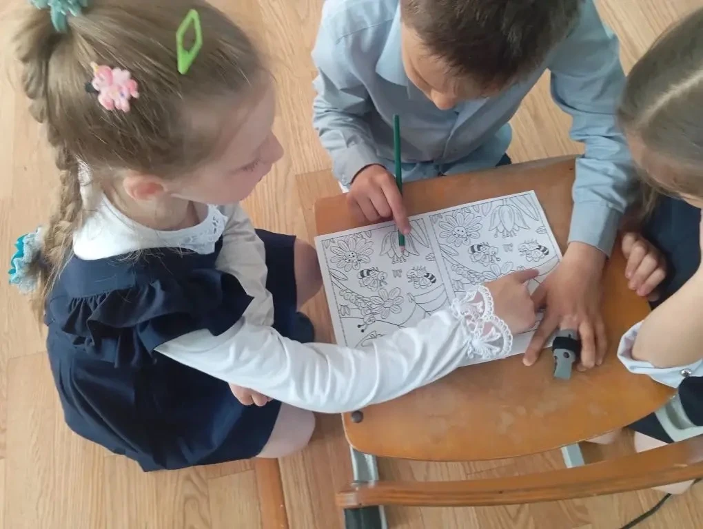 «Весёлые старты» — это спортивно-массовое мероприятие, которое включает командные эстафеты и различн