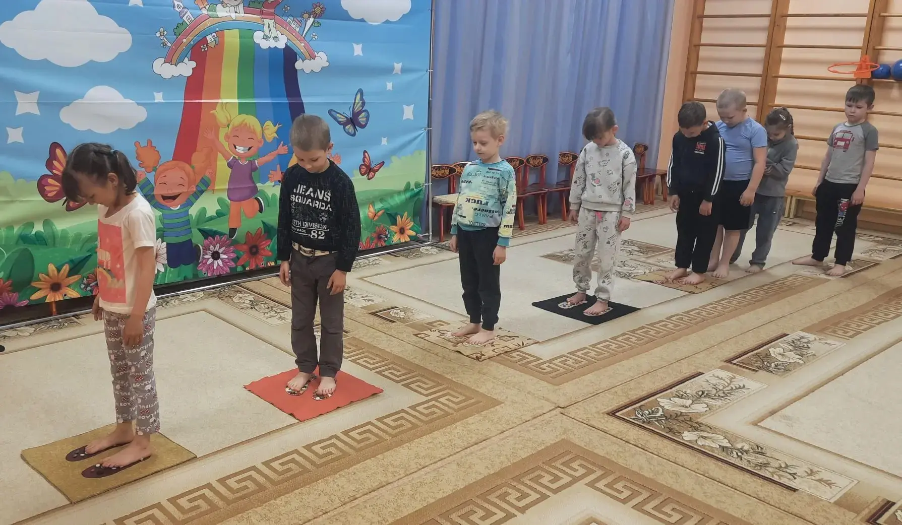 👣26 мая - День хождения босиком👣 
Ребята старшего дошкольного возраста во время утренней зарядки б