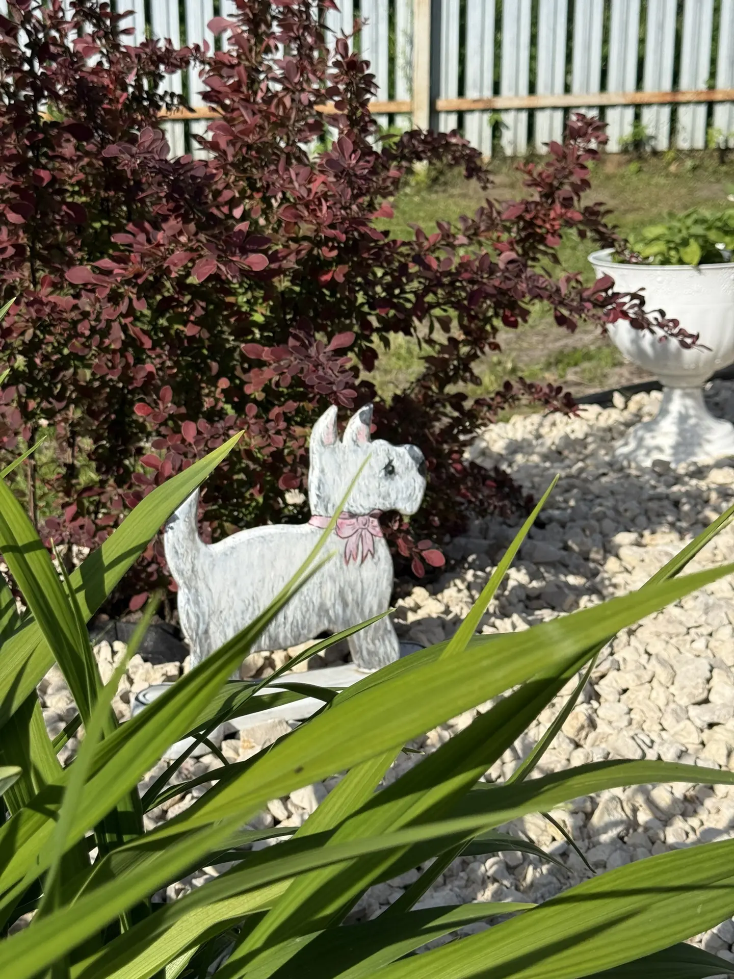 Немного дачных зарисовок🌸🌸🌸
Кстати собачка и гуси уже стоят 3года у меня , и выглядят отлично👍
