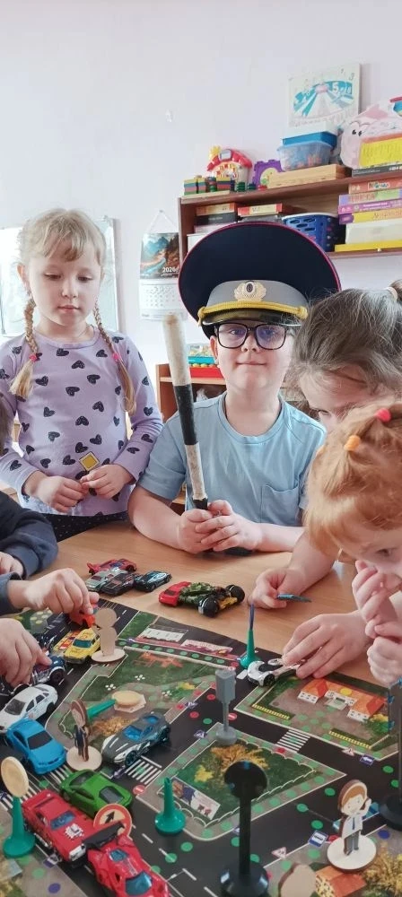 Занятие по правилам дорожного движения по программе дополнительного образования 🚗🛣️🚦

Дорога — оч