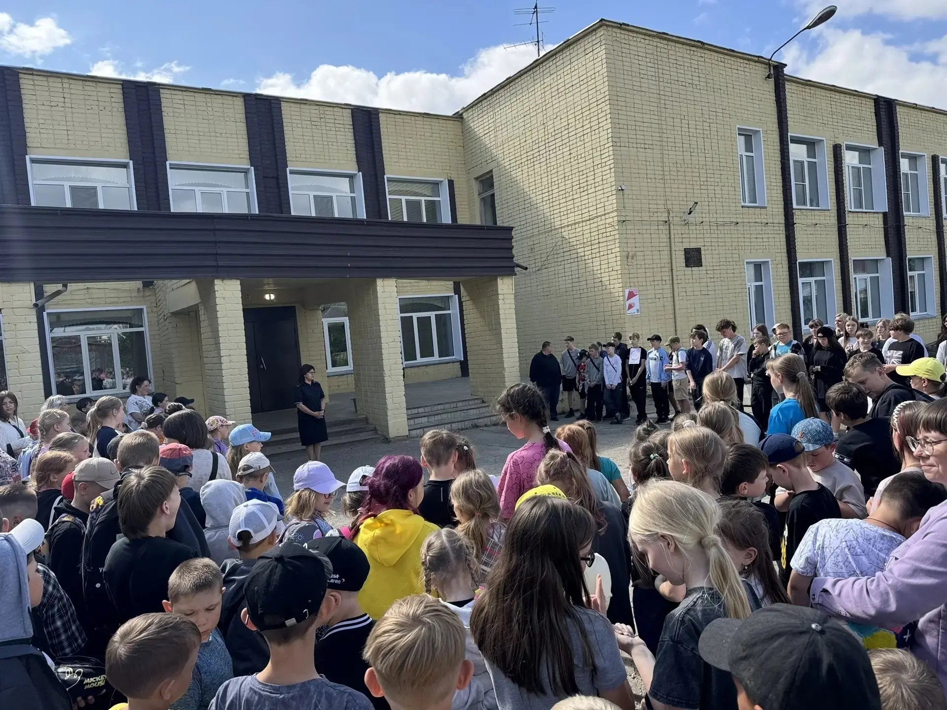 Шестой день в нашем лагере прошёл под знаком труда и полезных занятий. Утро началось с бодрой зарядк