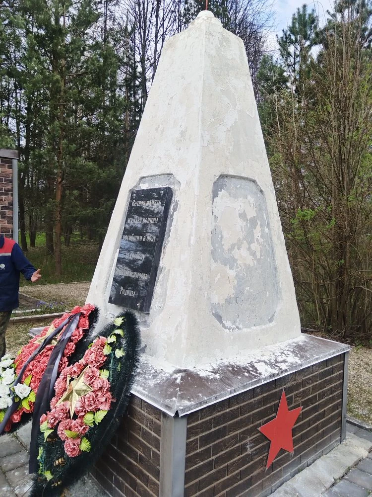 Сегодня привели в порядок братское захоронение в д.Родоманово. Было-стало.