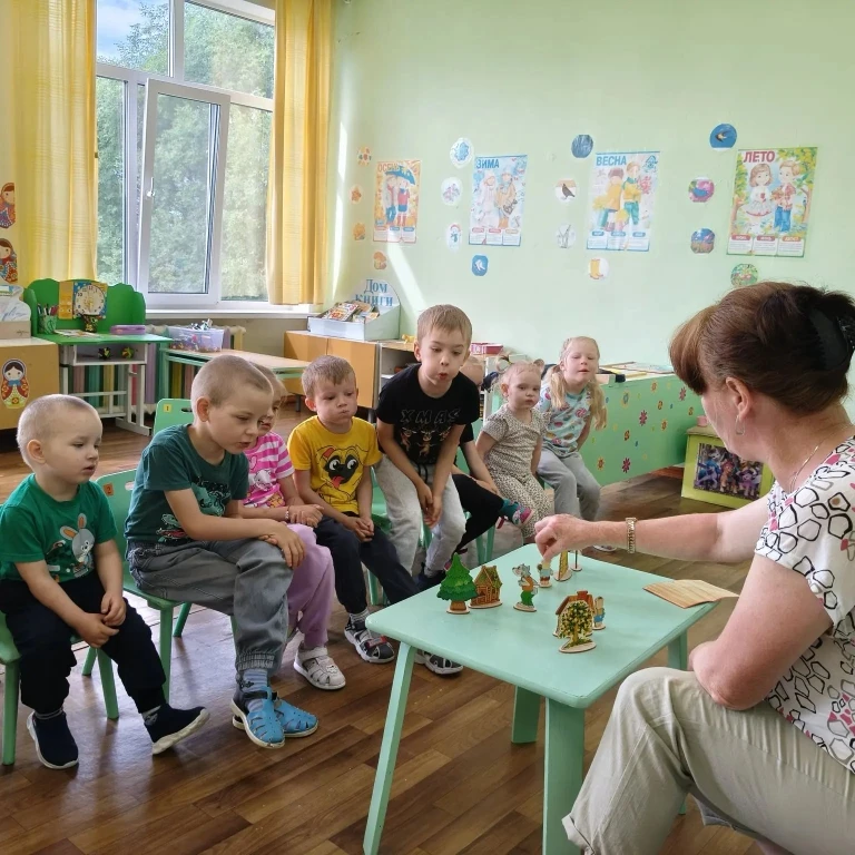 Сегодня ребята разновозрастной группы прослушали и посмотрели сказку" Три поросёнка", используя наст