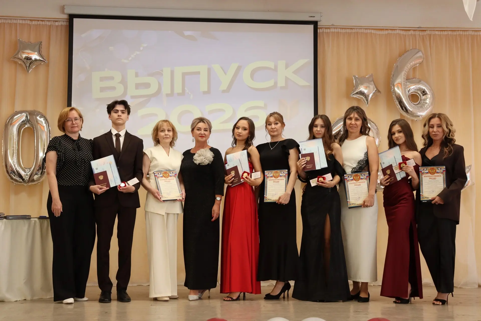 🥳Сегодня в нашей школе состоялась торжественная церемония вручения аттестатов о среднем общем образ