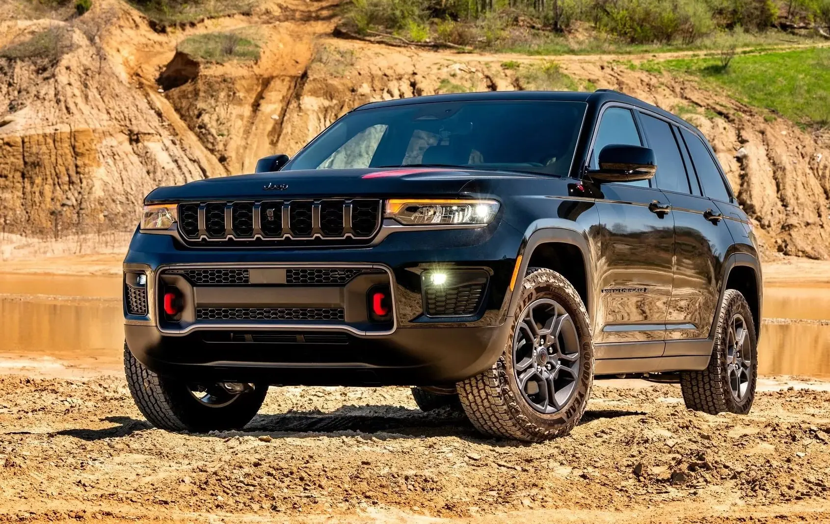 Jeep вернул внедорожные версии для Grand Cherokee 

В линейку Grand Cherokee вернулись версии Trailh