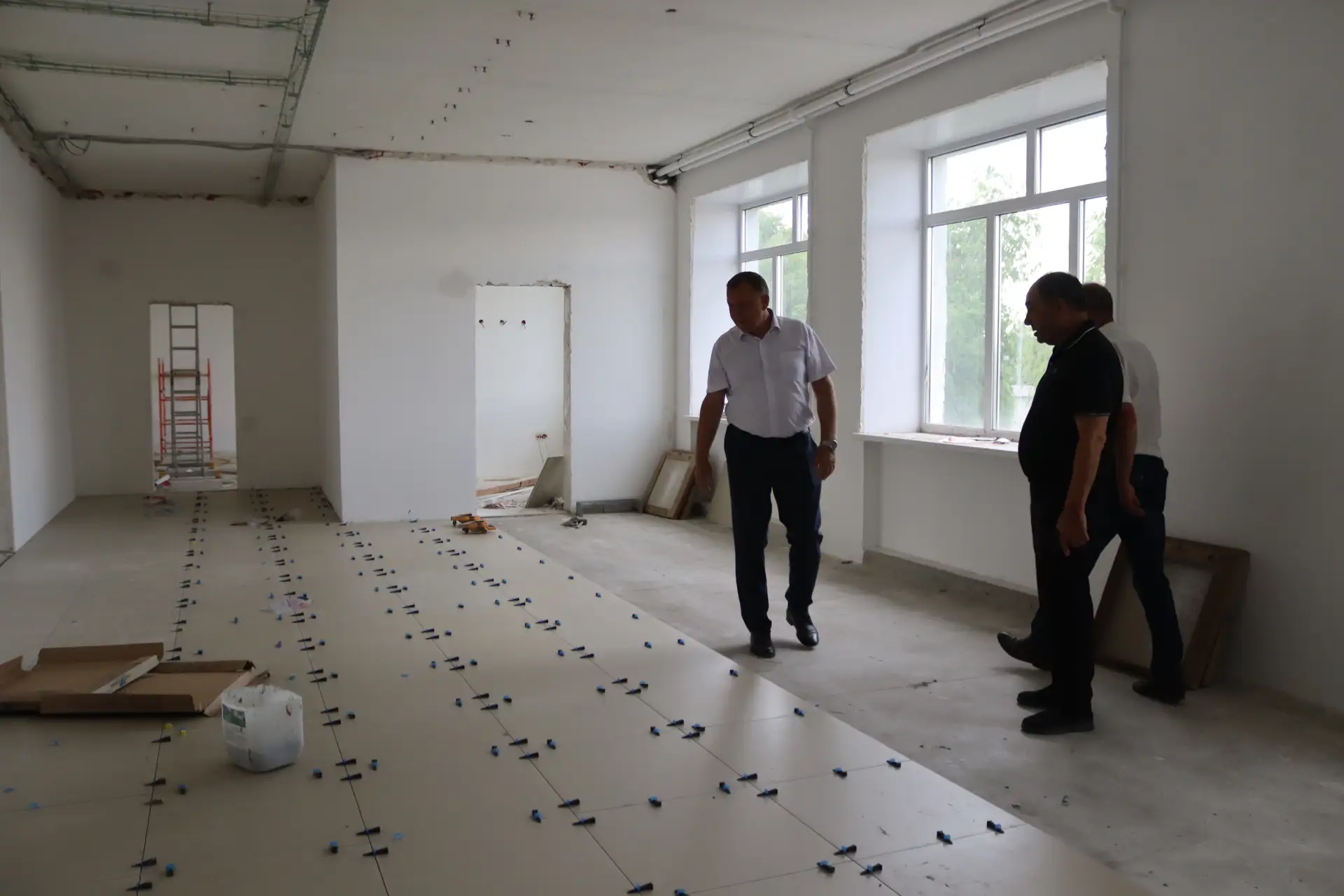 В Радищевской средней школе №1 продолжаются ремонтные работы.

 Уложена плитка на полах третьего эта