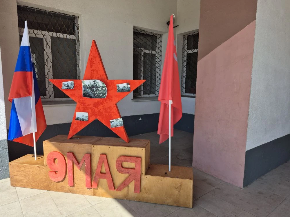 В преддверии 9 Мая в МБОУ "Средняя школа №16 им. С. Иванова" прошла Всероссийская акция «Окна Победы