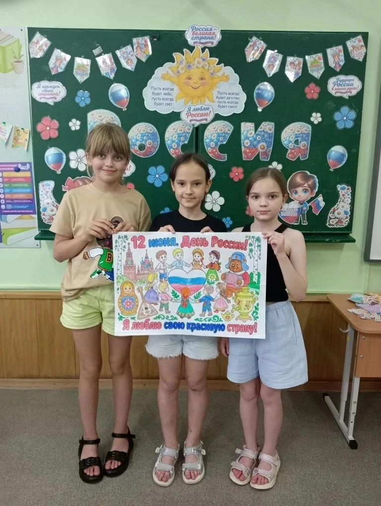 Сегодня юные орлята организовали выставку рисунков «За что я люблю Россию», посвящённую Дню России —