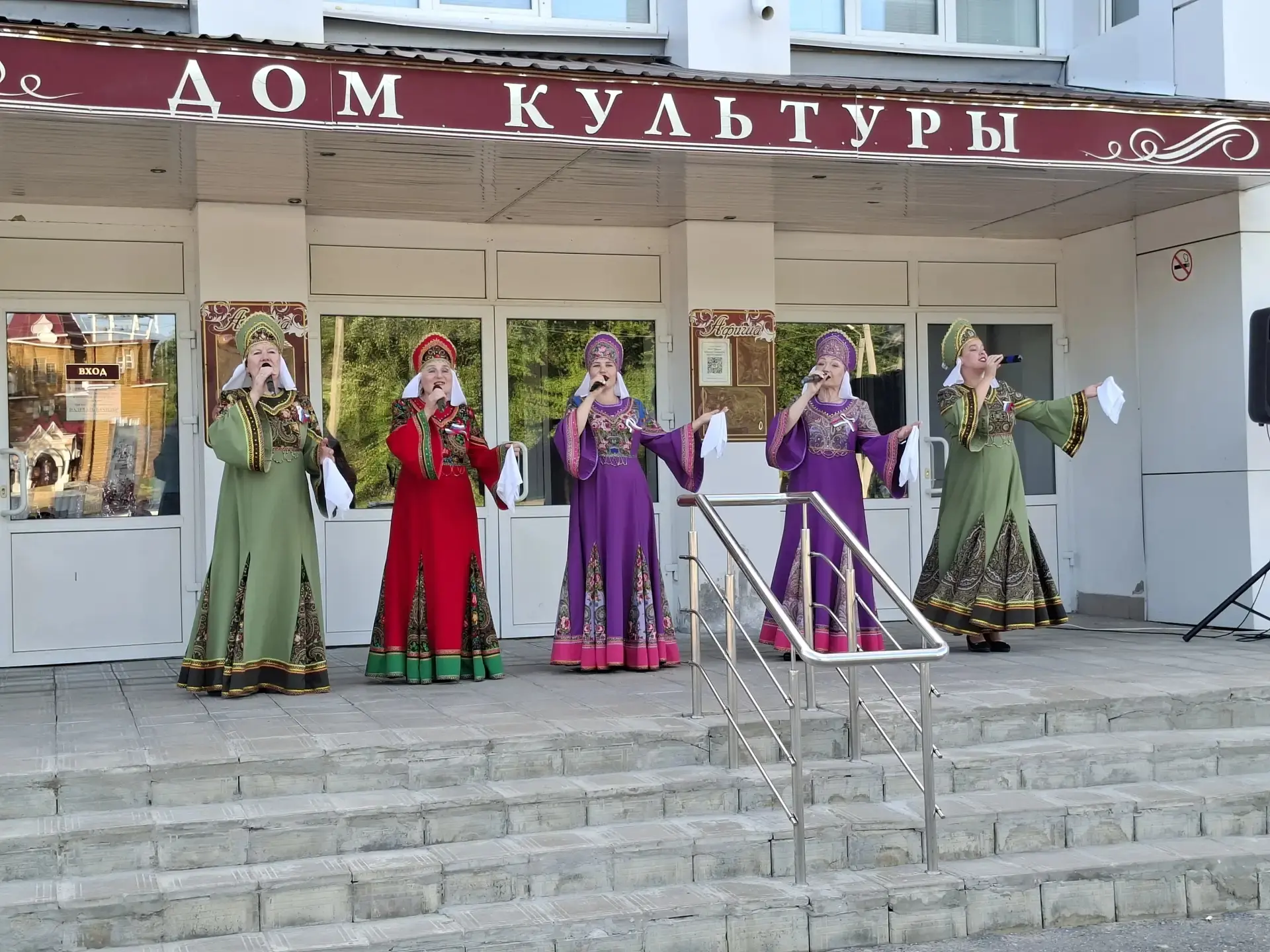 Сегодня на площади у Дома культуры р. п. Луховка прошёл вечер отдыха «Моя любовь — моя Россия, мой С