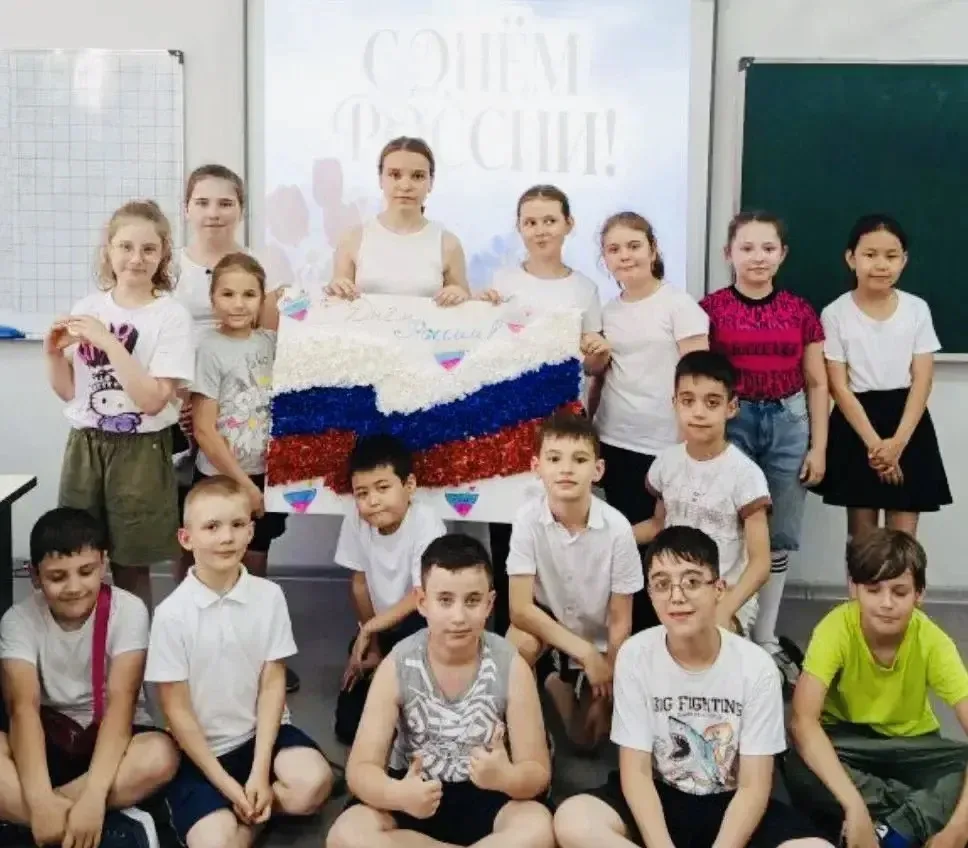 🎨Ярко и насыщено отметили День России в лагере «Воображариум»! 🇷🇺✨

☀️Ребята с удовольствием укра