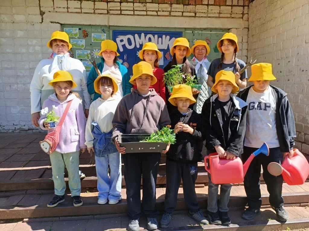 🌿 День «Орлёнок‑эколог» в лагере!

Сегодня наши юные «орлята» из смены «Ромашка» высадили рассаду ц