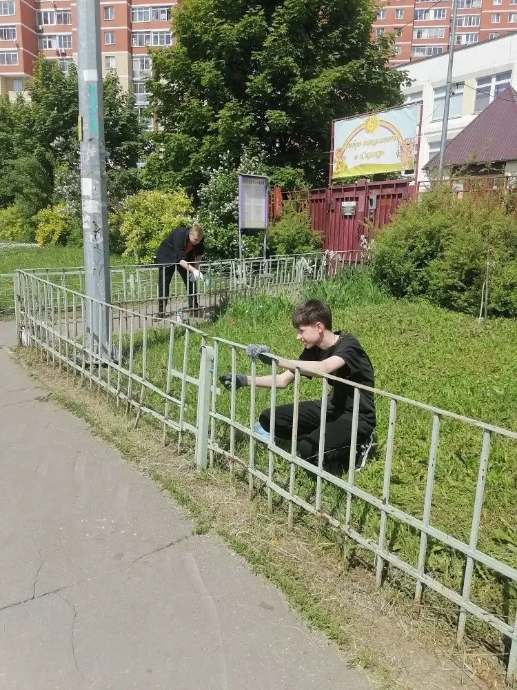 🌿 Ребята из трудового лагеря МБОУ СОШ 6 имени Сахнова В. И. делают наш город лучше! ✨

Этим летом у