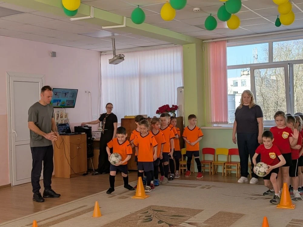 ⚽️ ВЕСЕННИЕ СТАРТЫ: Футбол, дружба и сладкие призы! 🍬

В нашем детском саду 26 марта было жарко! 🔥