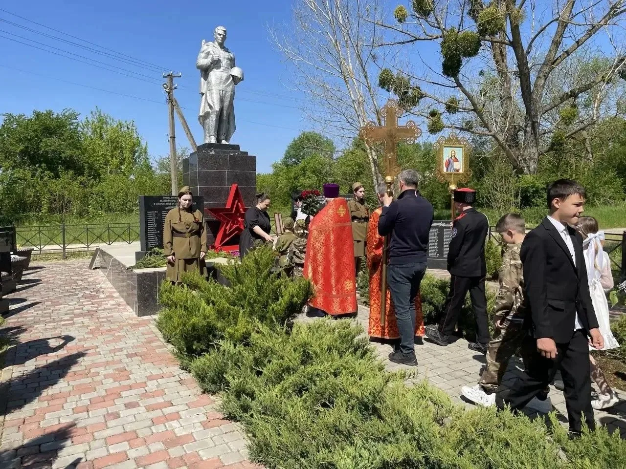 🇷🇺 Память, объединяющая поколения: Братская могила в станице Григорьевской

В честь Дня России мы 