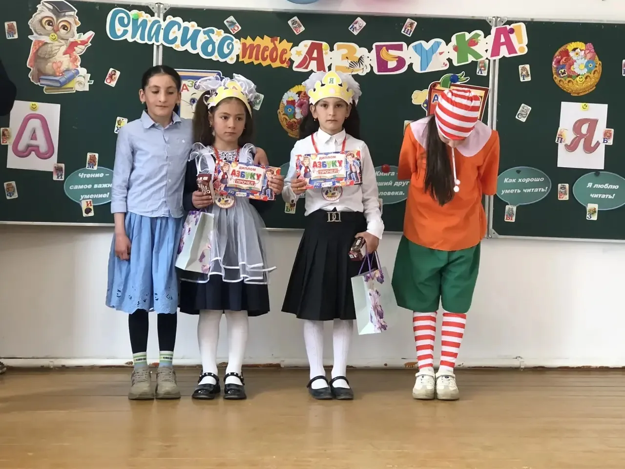 🏫 30 апреля в нашей школе прошёл праздник «Прощание с Азбукой». 🔠
    🎓Он был посвящен первой шко